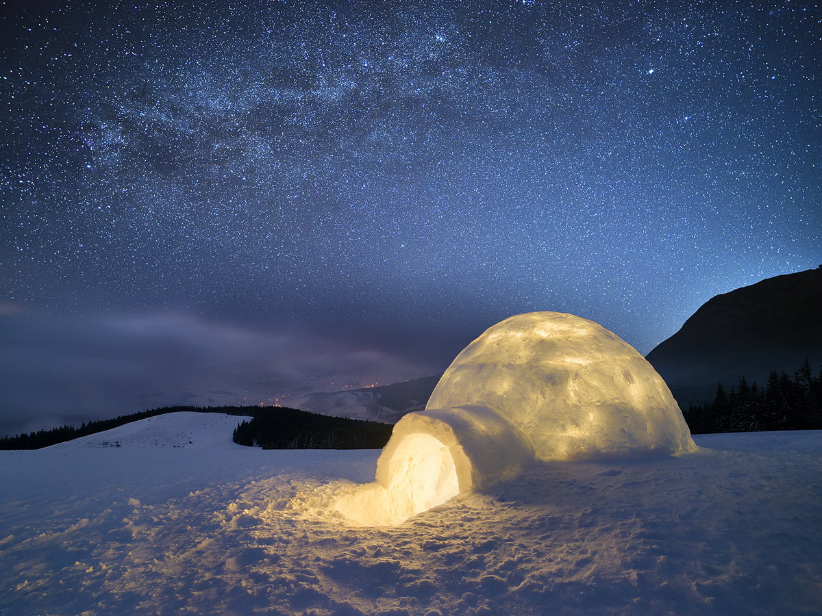 Yövy ulkona talvella - iglu